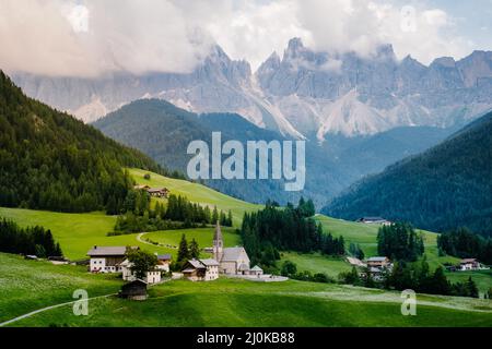 Village de Santa Magdalena à Val di Funes sur les Dolomites italiens. Vue automnale de la vallée avec arbres colorés et Odle Mount Banque D'Images