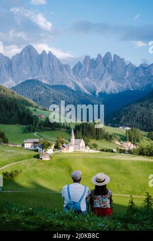 Village de Santa Magdalena à Val di Funes sur les Dolomites italiens. Vue automnale de la vallée avec arbres colorés et Odle Mount Banque D'Images