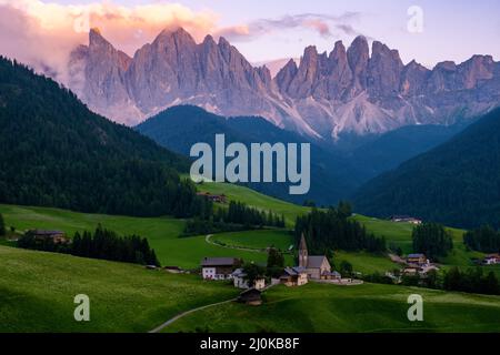 Village de Santa Magdalena à Val di Funes sur les Dolomites italiens. Vue automnale de la vallée avec arbres colorés et Odle Mount Banque D'Images