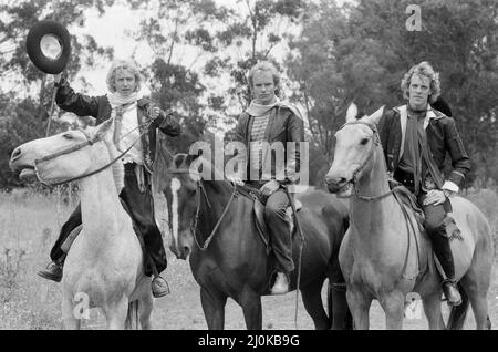 La police, groupe pop/rock, photographié sur des chevaux. À gauche est le guitariste Andy Summers Middle is le batteur Stewart Copeland à droite est Sting (nom réel Gordon Sumner) photo prise en Amérique du Sud, alors que le groupe était en tournée en 1980. Photo prise le 18th décembre 1980 Banque D'Images