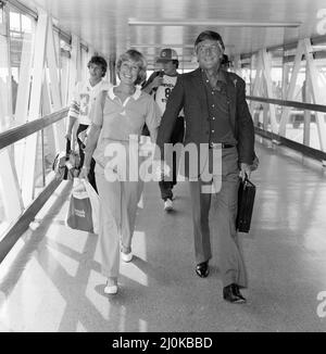 Michael Parkinson arrive à Heathrow avec sa femme Mary et ses fils Nicholas, Andrew et Michael. Il est en Australie depuis six mois pour un spectacle. 7th septembre 1981. Banque D'Images