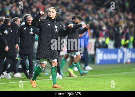 Brême, Allemagne. 19th mars 2022. Football: 2nd Bundesliga, Werder Bremen - Darmstadt 98, Matchday 27, wohninvest Weserstadion. Niklas Schmidt de Werder applaudit après le coup de sifflet pour la victoire. Crédit : Carmen Jaspersen/dpa - REMARQUE IMPORTANTE : Conformément aux exigences de la DFL Deutsche Fußball Liga et de la DFB Deutscher Fußball-Bund, il est interdit d'utiliser ou d'avoir utilisé des photos prises dans le stade et/ou du match sous forme de séquences et/ou de séries de photos de type vidéo./dpa/Alay Live News Banque D'Images