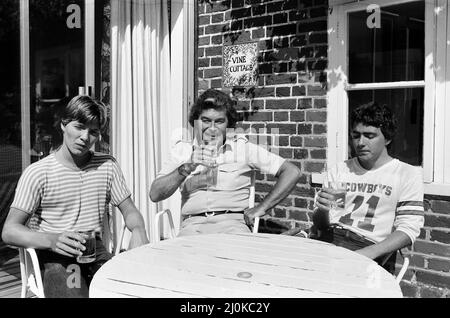 Dickie Davies d'ITV avec ses deux fils, Pete (cheveux justes) et Dan, photographiés chez eux dans le Hampshire. 10th septembre 1980. Banque D'Images