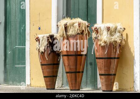 Des tambours ethniques et décorés aussi appelés atabaques dans les rues de Pelourinho Banque D'Images