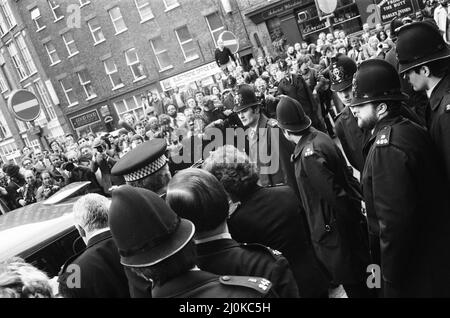 Scènes à l'extérieur de l'Old Bailey pendant le procès de Peter Sutcliffe, l'Éventreur du Yorkshire. 29th avril 1981. Banque D'Images