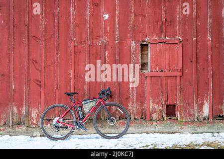 Vélo léger en gravier avec un cadre en carbone contre le mur d'une ancienne grange aux contreforts du Colorado Banque D'Images