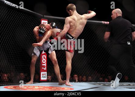 Arnold Allen (à droite) frappe Dan Hooker dans le combat Featherweight au O2, Londres. Date de la photo: Samedi 19 mars 2022. Banque D'Images