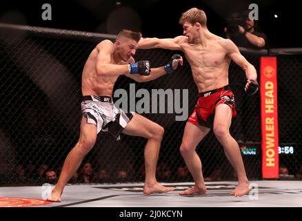 Arnold Allen (à droite) frappe Dan Hooker dans le combat Featherweight au O2, Londres. Date de la photo: Samedi 19 mars 2022. Banque D'Images