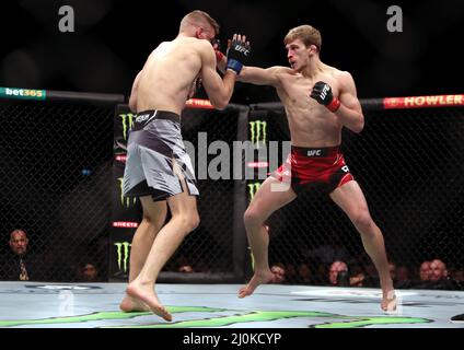 Arnold Allen (à droite) et Dan Hooker dans le combat Featherweight au O2, Londres. Date de la photo: Samedi 19 mars 2022. Banque D'Images