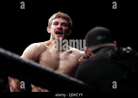 Arnold Allen célèbre la victoire contre Dan Hooker dans le combat Featherweight au O2, Londres. Date de la photo: Samedi 19 mars 2022. Banque D'Images