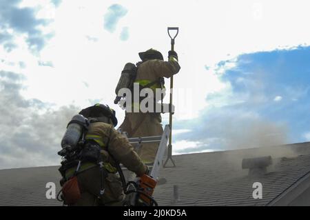 Pompiers de la ville de San Diego travaillant une structure incendie exécutant la ventilation Banque D'Images