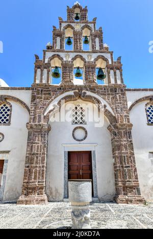 Église orthodoxe avec sa façade de clocher à plusieurs niveaux à Emporio, Santorin, Grèce. Banque D'Images