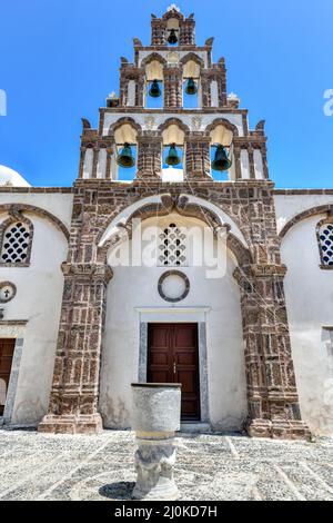 Église orthodoxe avec sa façade de clocher à plusieurs niveaux à Emporio, Santorin, Grèce. Banque D'Images