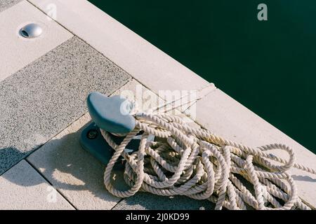 Nouveau bollard maritime moderne dans une marina de yacht. Banque D'Images