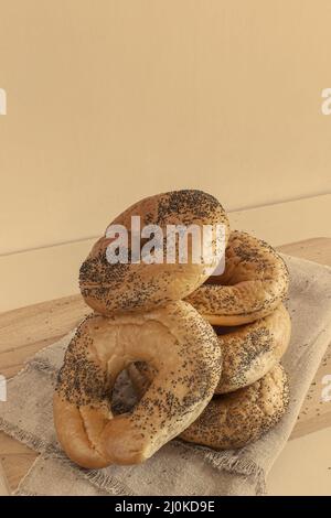 Bagels avec graines de pavot sur une serviette Banque D'Images