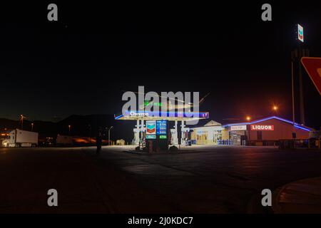 Station-service de Californie avec hélicoptère sur le toit, à Jacumba, Californie, juste à côté de l'Interstate 8 Banque D'Images