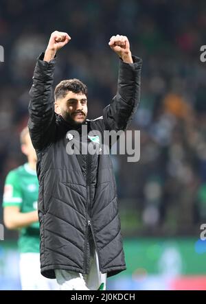 Brême, Allemagne. 19th mars 2022. Football: 2nd Bundesliga, Werder Bremen - Darmstadt 98, Matchday 27, wohninvest Weserstadion. Eren Dinkci de Werder célèbre la victoire. Crédit : Carmen Jaspersen/dpa - REMARQUE IMPORTANTE : Conformément aux exigences de la DFL Deutsche Fußball Liga et de la DFB Deutscher Fußball-Bund, il est interdit d'utiliser ou d'avoir utilisé des photos prises dans le stade et/ou du match sous forme de séquences et/ou de séries de photos de type vidéo./dpa/Alay Live News Banque D'Images