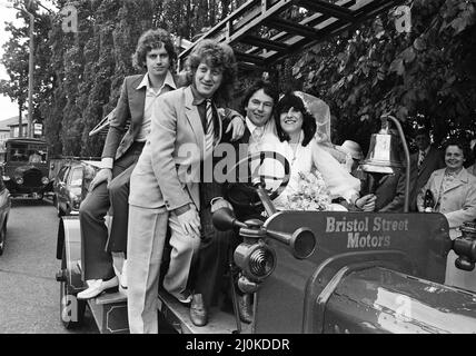 Le célèbre groupe pop de Wolverhampton, Slade, était l'invité du mariage d'Eileen Delahay et d'Ian Newnham. Le camion de pompiers, un ancien véhicule de Bristol Street Motors à Birmingham, a transmis le couple heureux de leur mariage à l'église Saint-Hubert de Warley à leur réception à Old Hill. Hoddy Holder (deuxième gauche) était le meilleur homme au marié, qui vient de Dudley. La mariée vient d'Oldbury. Sur la gauche de la photo se trouve jim Lea, également membre de Slade. 30th août 1980. Banque D'Images