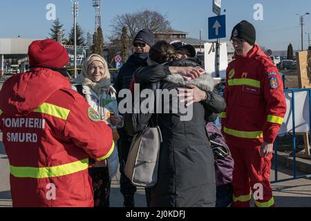 18 mars 2022, Siret, Roumanie : une famille ukrainienne se réunit de nouveau à la frontière. Environ 3 mille personnes arrivent quotidiennement à Siret, en Roumanie, pour se réfugier contre la violence causée par la guerre entre la Russie et l'Ukraine. Dans cette ville frontalière, un couloir d'aide humanitaire a été organisé entre diverses organisations civiles et étatiques. Les personnes qui fuient l'Ukraine sont principalement des femmes, des enfants et des adultes plus âgés. Lorsqu'ils franchissent la frontière, les gens reçoivent de l'aide médicale, psychologique, alimentaire, de transport et d'hébergement. Grâce à l'aide des bénévoles, ces personnes peuvent prendre une pause et gagner de la force pour continuer le Banque D'Images