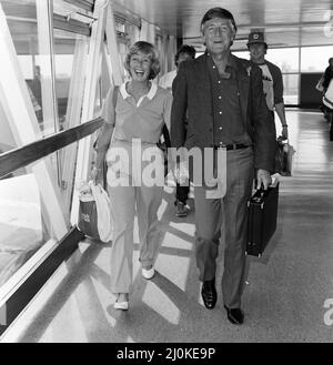 Michael Parkinson arrive à Heathrow avec sa femme Mary. Il est en Australie depuis six mois pour un spectacle. 7th septembre 1981. Banque D'Images