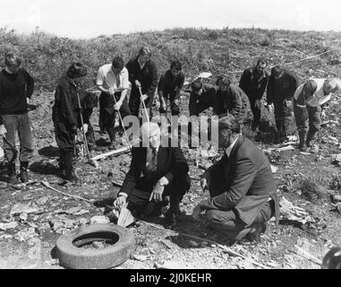 Meurtres de Huyton, Merseyside, août 1980. John Greenwood 11 et Gary Miller 11 ont été retrouvés en train de mourir dans un dépotoir de déchets du conseil. Ils avaient été pris au-dessus de la tête et puis enterrés sous les ordures. Lorsqu'ils ont été trouvés, ils étaient tous les deux encore en vie, mais sont morts plus tard de leurs blessures (John Greenwood, 17th août et Gary Miller, 20th août). Notre photo montre ... police recherche meurtre scène. Le détective Surintendant Holden (premier plan à gauche) dirige la recherche. 17th août 1980. Banque D'Images