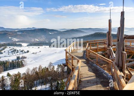 Paysage d'hiver de montagne de Beskid vu depuis le chemin en bois de la tour d'observation des cimes à la station de ski Slotwiny Arena à Krynica Zdroj, Pologne Banque D'Images