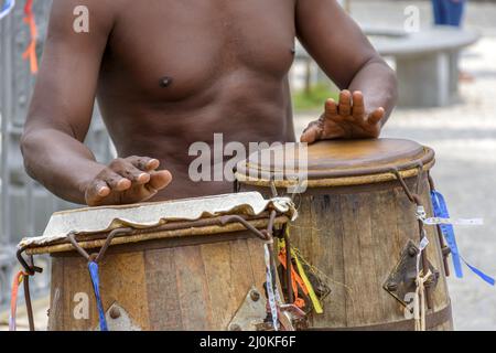 Homme jouant de l'atabaque qui est un instrument brésilien de percussion musicale d'origine africaine Banque D'Images