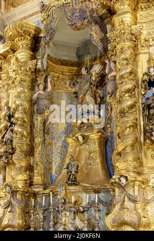 Autel baroque plaqué or dans l'ancienne église historique de Salvador, Bahia Banque D'Images