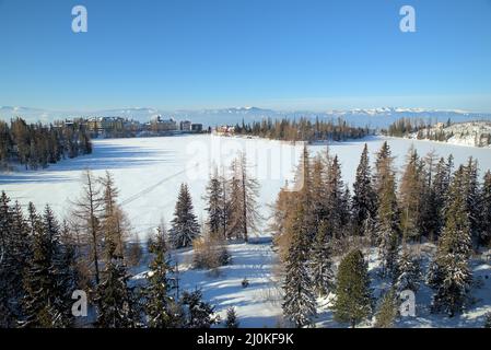 Image aérienne de Strbske Pleso avec Basse Tratras en arrière-plan pendant l'hiver, Slovaquie, Europe Banque D'Images