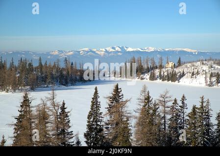 Image aérienne de Strbske Pleso avec Basse Tratras en arrière-plan pendant l'hiver, Slovaquie, Europe Banque D'Images