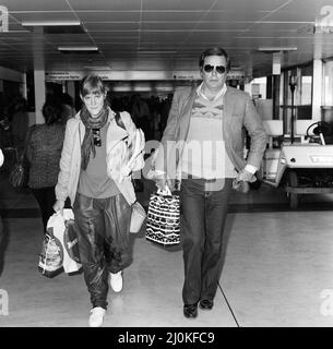 Robert Wagner et sa fille de 18 ans Katie à l'aéroport de Londres pour prendre l'avion pour Los Angeles. 30th avril 1982. Banque D'Images