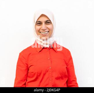 Portrait de femme musulmane souriante contre le mur Banque D'Images