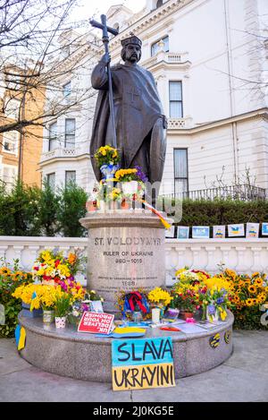 Statue de Saint-Volodymyr à Holland Park, Londres, Royaume-Uni, avec le soutien de l'Ukraine pendant la guerre contre l'invasion de la Russie. Messages et fleurs Banque D'Images