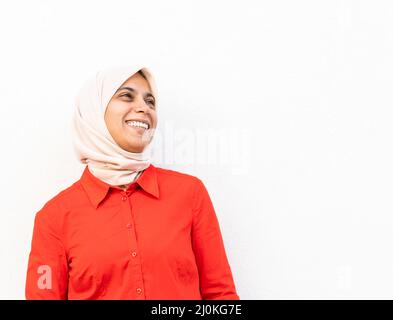 Portrait de femme musulmane souriante contre le mur Banque D'Images