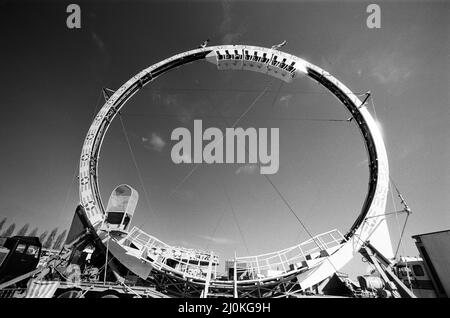 Le premier Super-Loop de Grande-Bretagne peut être vu au parc d'expositions de Hayes, Middlesex, pendant les vacances de Pâques. Amené en Grande-Bretagne par le propriétaire du parc des expositions, M. Joe Stevens, ce train à grande vitesse passe par 360 degrés et peut accueillir dix-huit passagers. Athoough 70ft de haut, le Super-Loop peut être érigé en seulement trois heures. 17th avril 1981. Banque D'Images