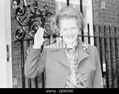 Margaret Thatcher, PM, photographiée à l'occasion de son anniversaire, âgée de 57 ans, devant Downing Street, Londres, 13th octobre 1982. Banque D'Images