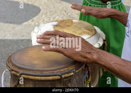 Manifestation culturelle afro-brésilienne avec les mains de l'homme jouant atabaque Banque D'Images