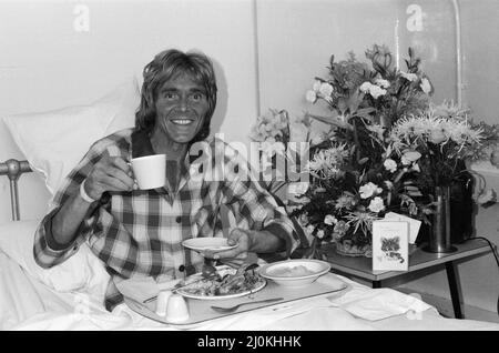 Le chanteur Billy Fury se rétablissant à l'hôpital après s'être effondré avec des troubles cardiaques et rénaux. 8th mars 1982. Banque D'Images
