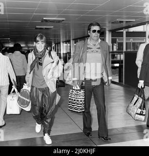 Robert Wagner et sa fille de 18 ans Katie à l'aéroport de Londres pour prendre l'avion pour Los Angeles. 30th avril 1982. Banque D'Images