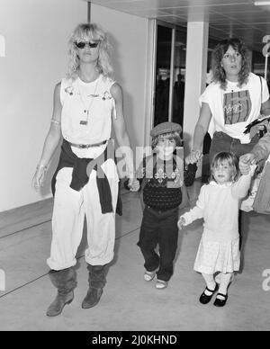 Goldie Hawn, actrice américaine avec son fils Oliver et sa fille Kate, à l'aéroport de Londres Heathrow, 1st septembre 1982. Banque D'Images