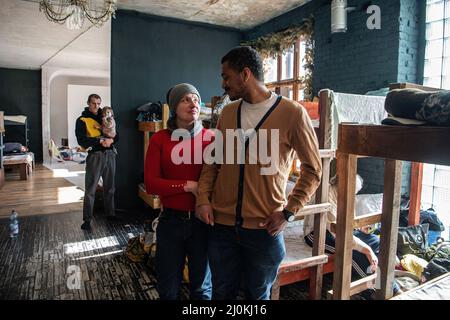 Lviv, Ukraine. 17th mars 2022. Fedor Kalu (R), 17 ans de Kiev, et sa mère dans un refuge pour les personnes déplacées à Lviv, trois jours après avoir fui son domicile. Selon les Nations Unies, plus de trois millions de personnes en Ukraine sont devenues des réfugiés et deux autres millions ont été déplacées à l'intérieur du pays depuis le début de l'invasion par la Russie le 24 2022 février. (Image de crédit : © Laurel Chor/SOPA Images via ZUMA Press Wire) Banque D'Images