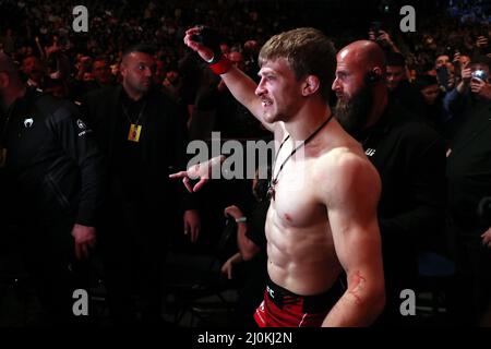 Arnold Allen célèbre après la victoire contre Dan Hooker dans le combat Featherweight au O2, Londres. Date de la photo: Samedi 19 mars 2022. Banque D'Images