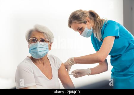 Responsable caucasien senior femme obtenant un vaccin jab. . Photo de haute qualité Banque D'Images