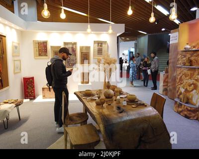 Tunis. 19th mars 2022. Un homme regarde le mobilier en rondins pendant l'exposition de création artisanale au centre d'exposition de Kram à Tunis, en Tunisie, le 19 mars 2022. L'exposition création artisanale se tient ici du 18 au 27 mars, afin d'encourager le développement de l'artisanat local. Credit: Xinhua/Alay Live News Banque D'Images