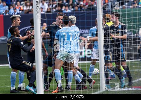 New York, NY - 19 mars 2022 : une escarmouche a éclaté dans la seconde moitié du match entre les joueurs du NYCFC et de l'Union de Philadelphie lors d'un match régulier de MLS au Yankee Stadium Banque D'Images