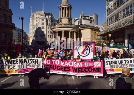 Londres, Angleterre, Royaume-Uni. 19th mars 2022. Les manifestants défilant avec des banderoles près du siège de la BBC. Des manifestants ont défilé dans le centre de Londres pour protester contre le racisme et en faveur des réfugiés. (Image de crédit : © Vuk Valcic/ZUMA Press Wire) Banque D'Images