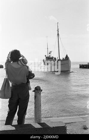 L'épouse et le jeune enfant de l'un des membres d'équipage du bateau de pêche William McCann attendent du côté du quai lorsque le bateau retourne au port. 30th septembre 1980 Banque D'Images