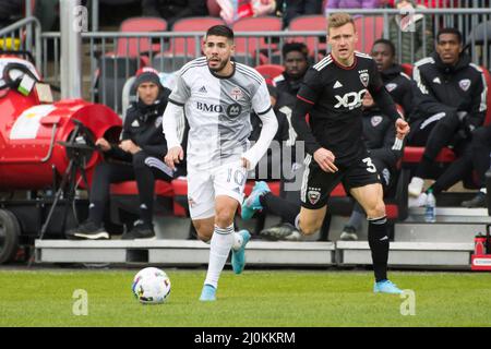 Toronto, Ontario, Canada. 19th mars 2022. Alejandro Pozuelo (10) et Julian Gressel (31) en action pendant le jeu MLS entre le FC de Toronto et DC United. Le jeu a pris fin en 2-1 pour Toronto FC (image de crédit : © Angel Marchini/ZUMA Press Wire) Banque D'Images