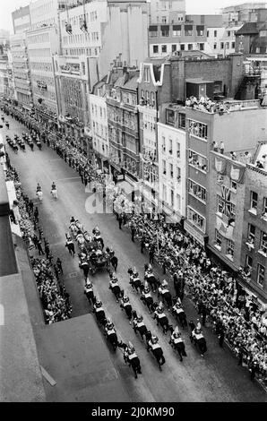 Prince Charles, HRH le Prince de Galles et sa mariée, HRH la Princesse de Galles, Lady Diana Spencer, en calèche à ciel ouvert, descendez Fleet Street vers Buckingham Palace après leur cérémonie de mariage à la cathédrale Saint-Paul. Des milliers de personnes bordent les rues et trouvent des points de vue sur les toits, pour avoir un aperçu du couple royal heureux. Photo prise le 29th juillet 1981 Banque D'Images