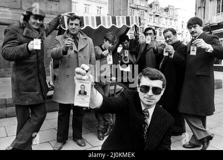 Newcastle barrow garçons avec leurs licences de commerce légal dans le centre-ville le 26th octobre 1981. Ils fêtaient après une bataille de sept ans avec le conseil municipal de Newcastle. Banque D'Images